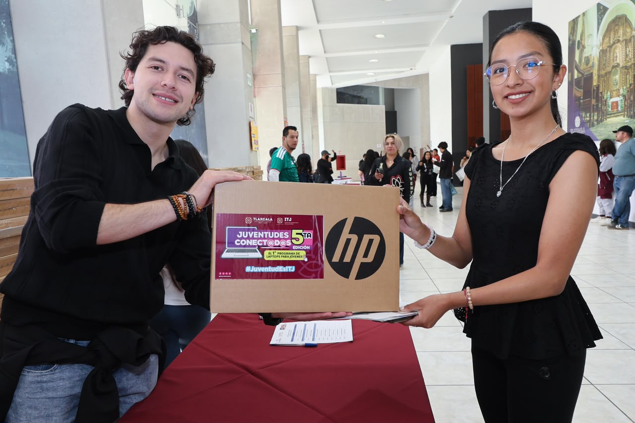 Apoya gobierno del estado a las juventudes con laptops y tablets